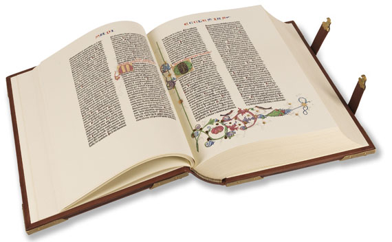 Faksimile - Gutenberg-Bibel. 2 Bde. Dabei: Kommentar und Holzständer - Autre image