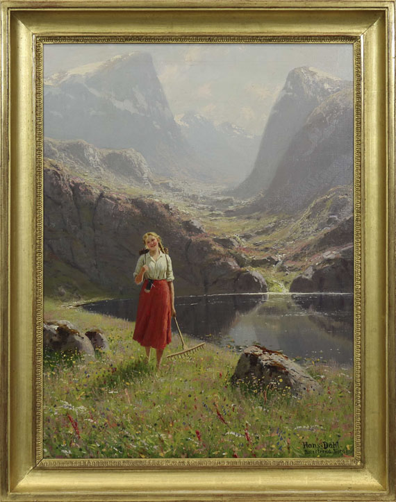 Hans Andreas Dahl - Sommer am norwegischen Fjord - heimkehrendes Mädchen mit Rechen und Kiepe - Image du cadre