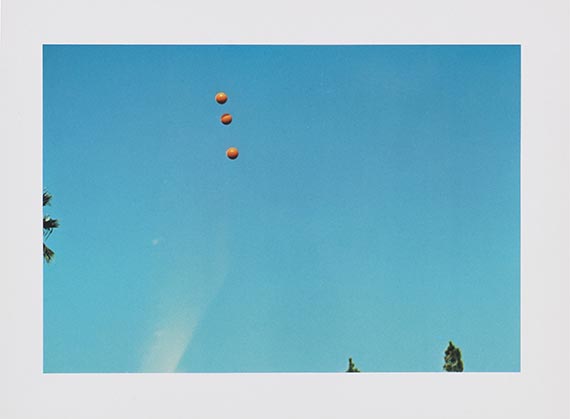 John Baldessari - Throwing three balls in the air to get a straight line (best of thirty-six attempts) - Autre image
