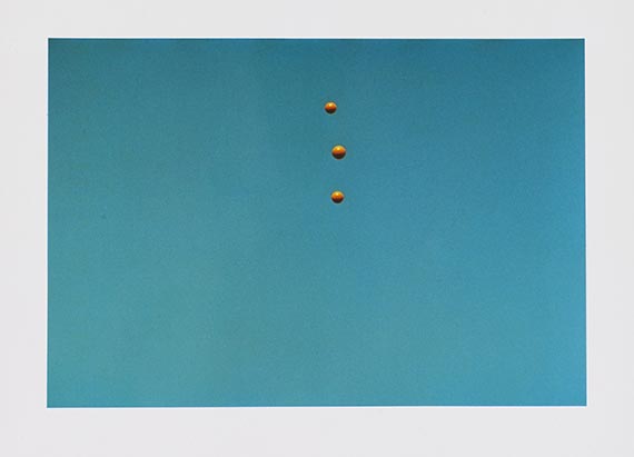 John Baldessari - Throwing three balls in the air to get a straight line (best of thirty-six attempts) - Autre image