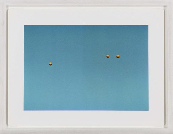 John Baldessari - Throwing three balls in the air to get a straight line (best of thirty-six attempts) - Image du cadre