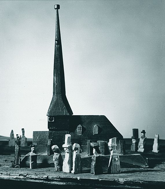 Andreas Feininger - Kirche von Gelmeroda mit Figuren