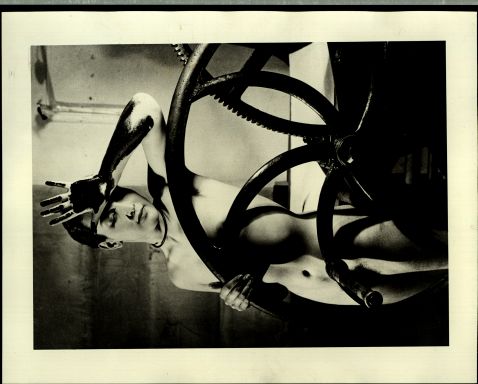  Man Ray - Meret Oppenheim an der Druckerpresse. 1933
