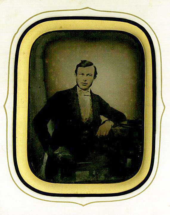  Fotografie - 1 Daguerreotypie. Männerportrait. 1861. Richtig: Ambrotypie