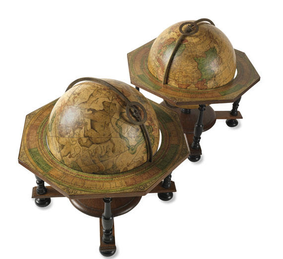  Globus - Pair of Celestial and Terrestrial Globes, 32 cm diameter. J. G. Doppelmayr 1728 (revised ed. by W. P. Jenig, 1789/90). - Autre image