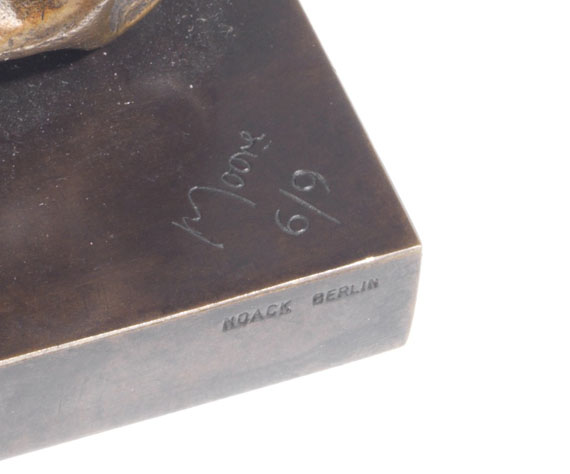 Henry Moore - Reclining Figure Holes - Autre image