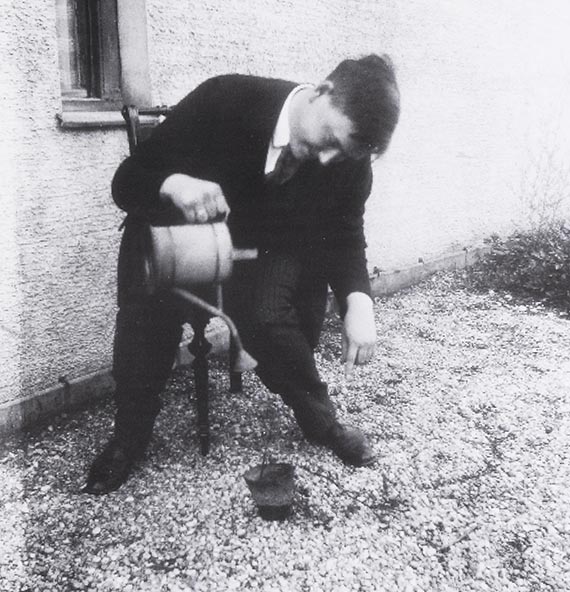 Abbildung zu: August Macke begießt das „Pflänzchen der Modernen Kunst“ auf dem Balkon der Ainmillerstraße 36, München 1911, Fotografie, Gabriele Münter- und Johannes Eichner-Stiftung, München.