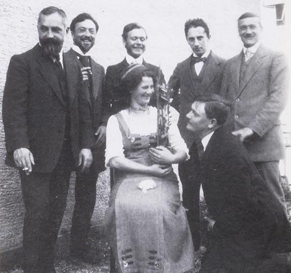 Abbildung zu: August Macke (vorne kniend) zusammen mit Wassily Kandinsky (2. von links), Heinrich Campendonk, Helmut Macke, Cuno Amiet und seiner Frau auf dem Balkon der Ainmillerstraße 36, München 1911, Fotografie, Gabriele Münter- und Johannes Eichner-Stiftung, München.