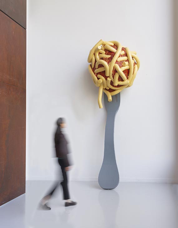 Claes Oldenburg - Leaning Fork with Meatball & Spaghetti III - Autre image
