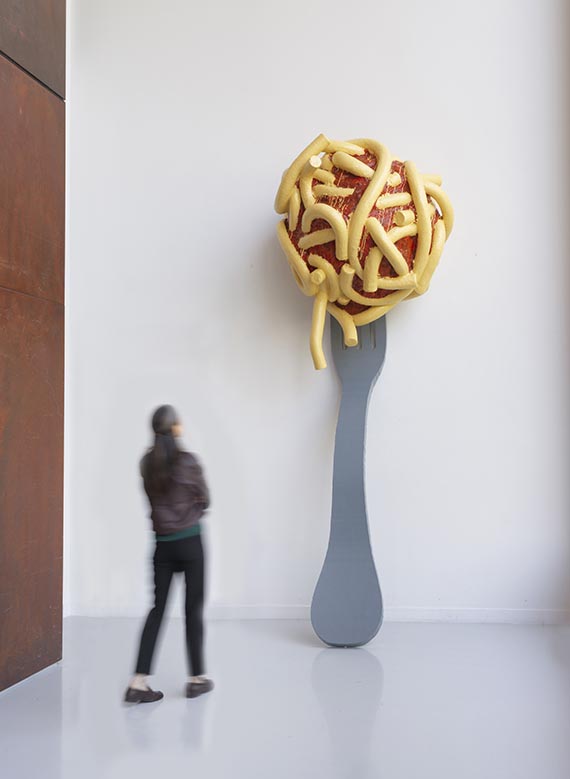 Claes Oldenburg - Leaning Fork with Meatball & Spaghetti III - Autre image