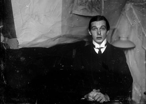 Illustration for: Ernst Ludwig Kirchner, Self portrait in his studio apartment in Berlin-Friedenau, 1913/1915, (Kirchner Museum Davos, Schenkung Nachlass Ernst Ludwig Kirchner 2001)