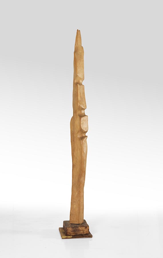 Louise Stomps - Stele