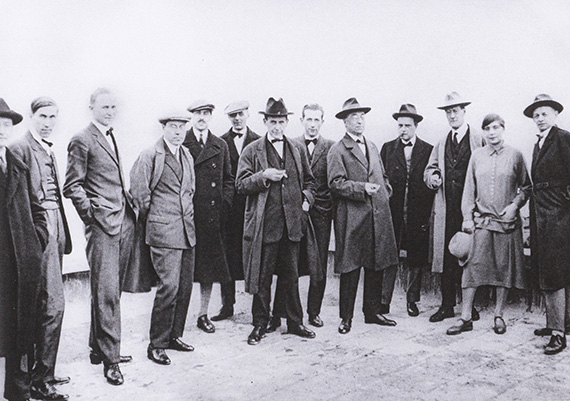 Illustration for: The Bauhaus Masters on the roof of the Bauhaus campus in Dessau, Dec. 1926, from r. to l.: Oskar Schlemmer, Gunta Stölzl, Lyonel Feininger, Paul Klee, Wassily Kandinsky, Marcel Breuer, Walter Gropius and others, photo: unknown.