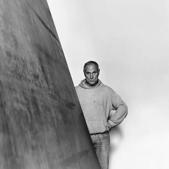 Illustration  for: Richard Serra next to one of his works, photo: unknown. &copy; Estate of Richard Serra / VG Bild-Kunst, Bonn 2026