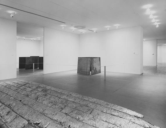 Illustration  for: Exhibition view of &ldquo;Richard Serra. Sculpture,&rdquo; Museum of Modern Art, New York, 1986 (center: &ldquo;One Ton Prop (House of Cards),&rdquo; 1969/86), photo: unknown. &copy; Estate of Richard Serra / VG Bild-Kunst, Bonn 2026